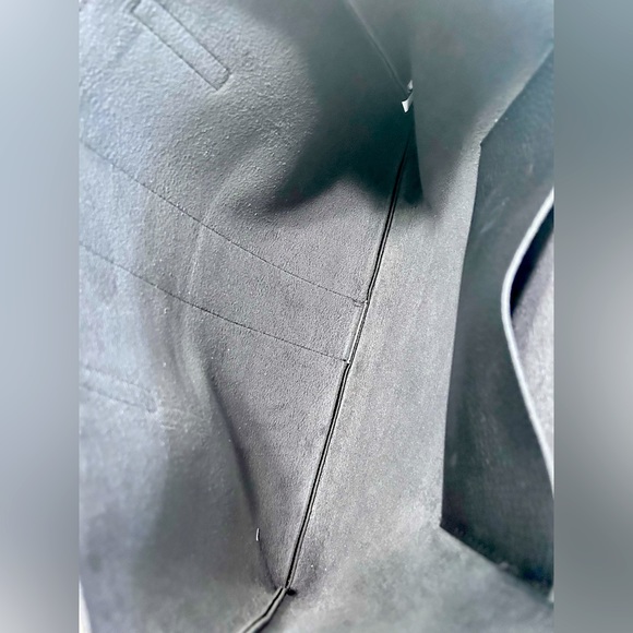 NWOT Vince Camuto Luck Tote in Black Pebbled Vegan Leather with Gray Stripe - Picture 3 of 6